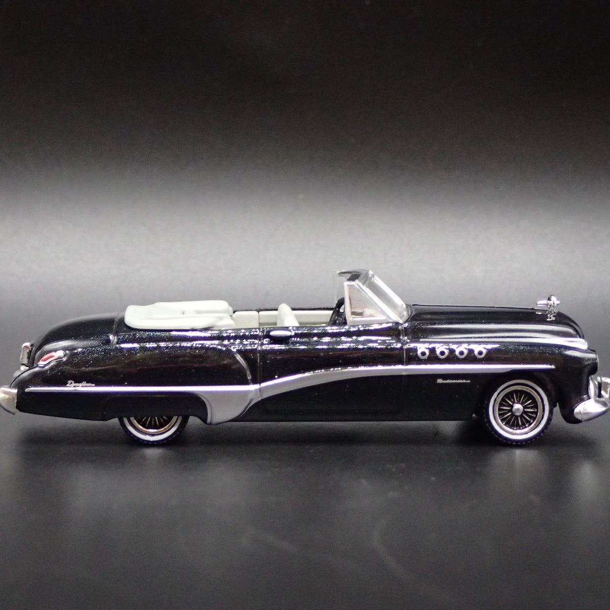 1949 49 BUICK ROADMASTER CONVERTIBLE 1/64 SCALE COLLECTIBLE DIORAMA MODEL CAR-Burning Rubber Toy Company