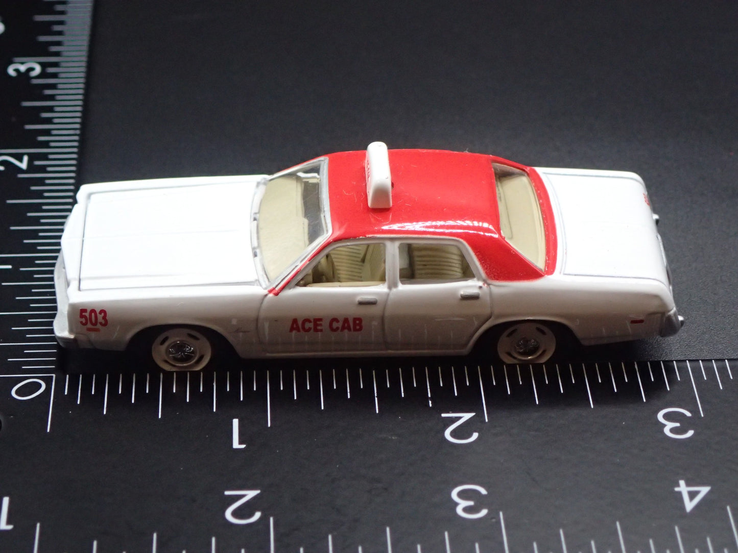 1977 77 DODGE MONACO 4 DOOR ACE CAB TAXI 1/64 SCALE DIORAMA DIECAST MODEL CAR