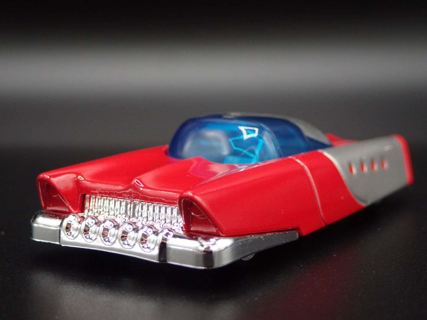 MATTEL DREAM MOBILE RETRO 60'S FUTURE CAR  1:64 SCALE DIORAMA DIECAST MODEL CAR