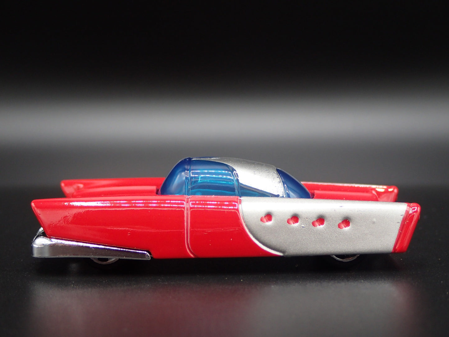 MATTEL DREAM MOBILE RETRO 60'S FUTURE CAR  1:64 SCALE DIORAMA DIECAST MODEL CAR