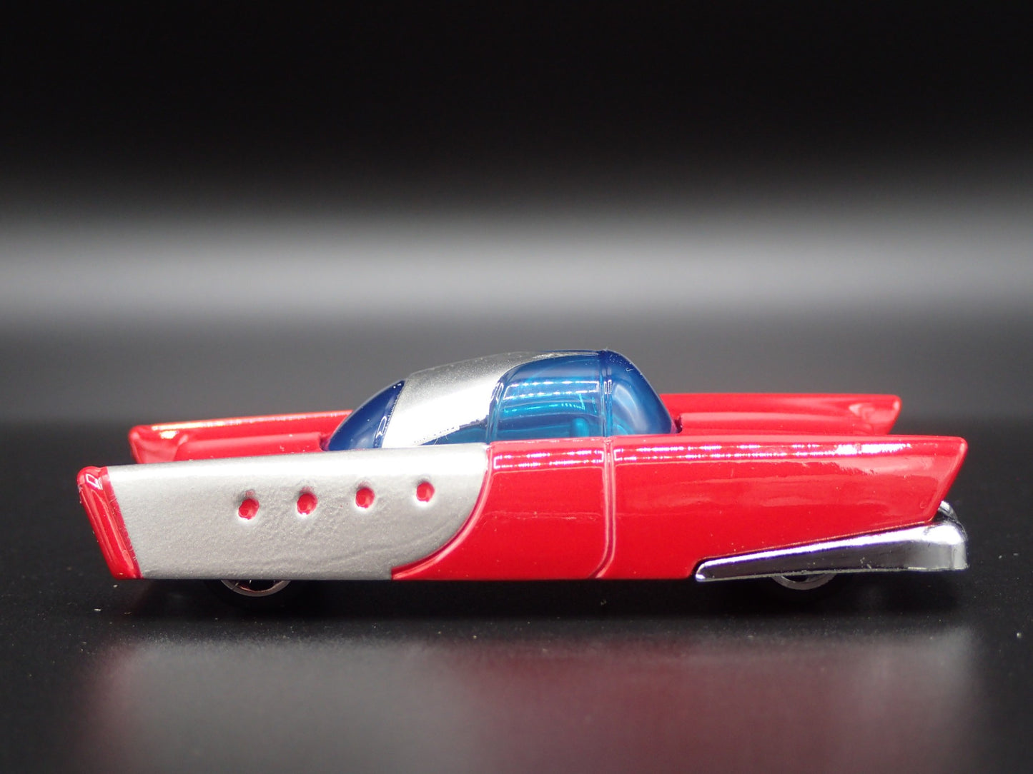 MATTEL DREAM MOBILE RETRO 60'S FUTURE CAR  1:64 SCALE DIORAMA DIECAST MODEL CAR