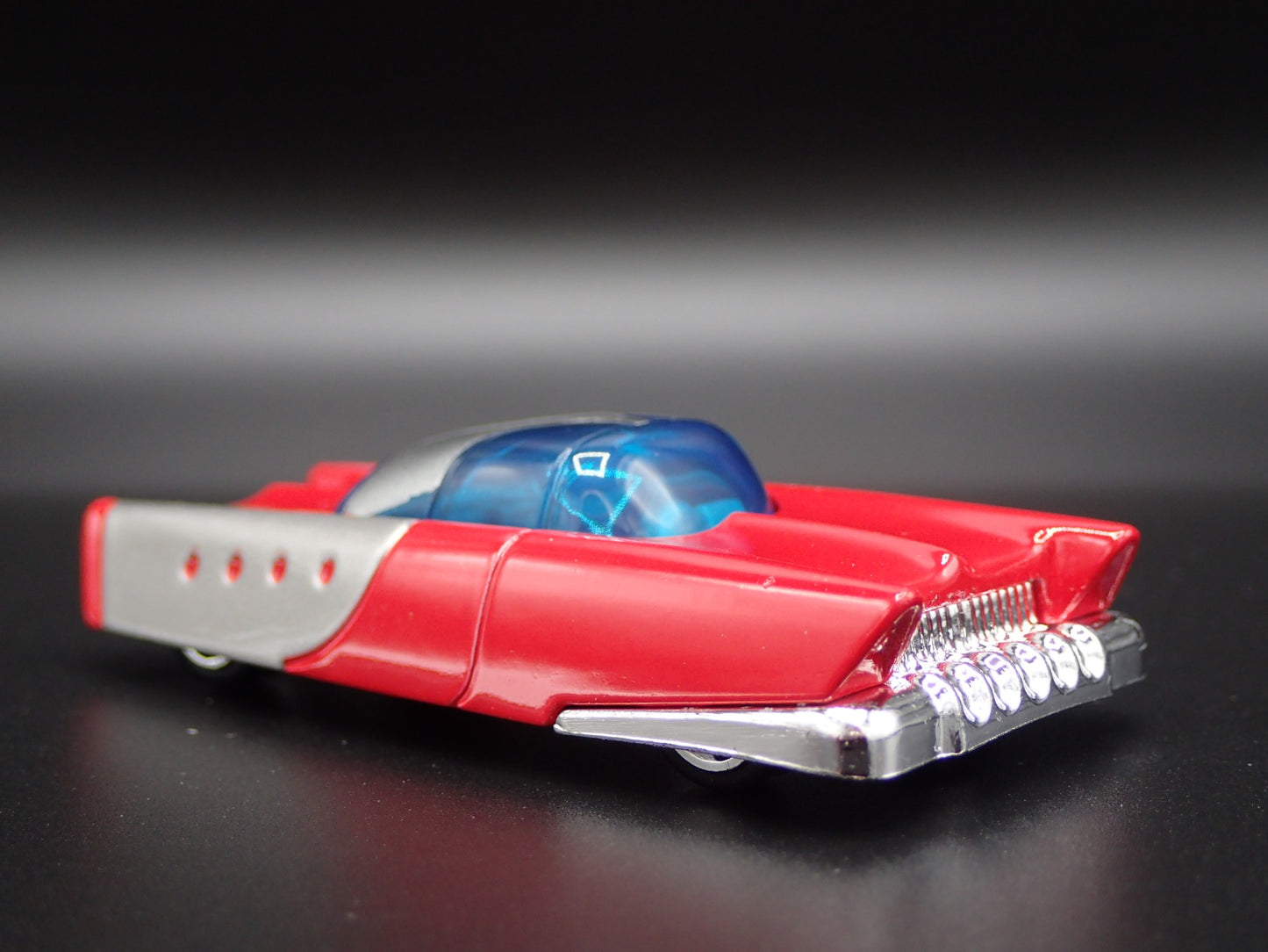 MATTEL DREAM MOBILE RETRO 60'S FUTURE CAR  1:64 SCALE DIORAMA DIECAST MODEL CAR