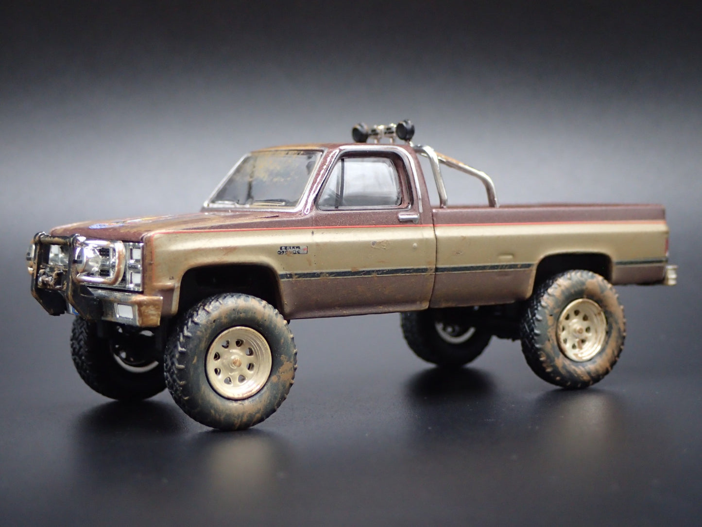 1982 82 GMC K2500 4X4 TRUCK FALL GUY MUDDY SQUAREBODY 1/64 DIECAST MODEL CAR1
