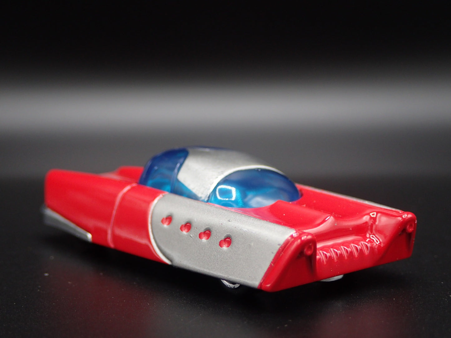 MATTEL DREAM MOBILE RETRO 60'S FUTURE CAR  1:64 SCALE DIORAMA DIECAST MODEL CAR