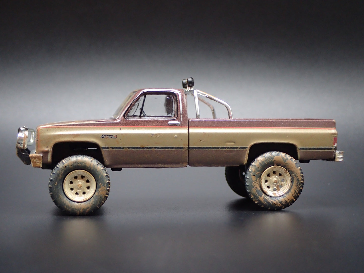 1982 82 GMC K2500 4X4 TRUCK FALL GUY MUDDY SQUAREBODY 1/64 DIECAST MODEL CAR1