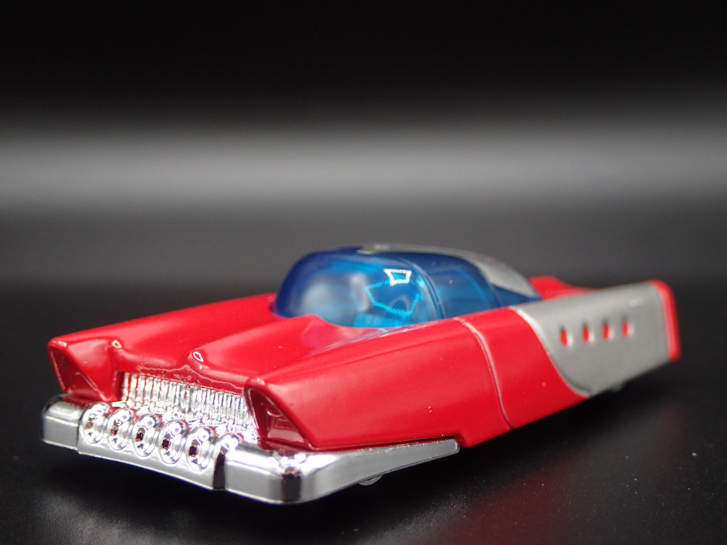 MATTEL DREAM MOBILE RETRO 60'S FUTURE CAR  1:64 SCALE DIORAMA DIECAST MODEL CAR