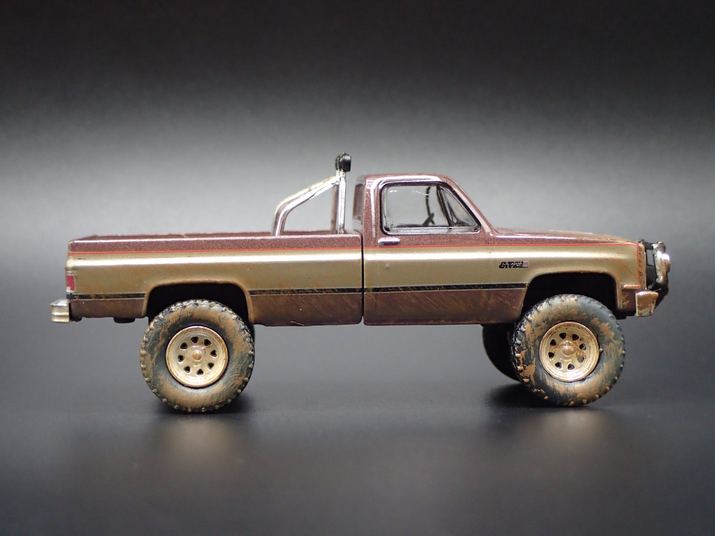 1982 82 GMC K2500 4X4 TRUCK FALL GUY MUDDY SQUAREBODY 1/64 DIECAST MODEL CAR1