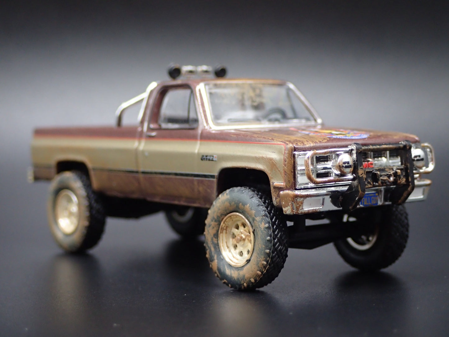 1982 82 GMC K2500 4X4 TRUCK FALL GUY MUDDY SQUAREBODY 1/64 DIECAST MODEL CAR1