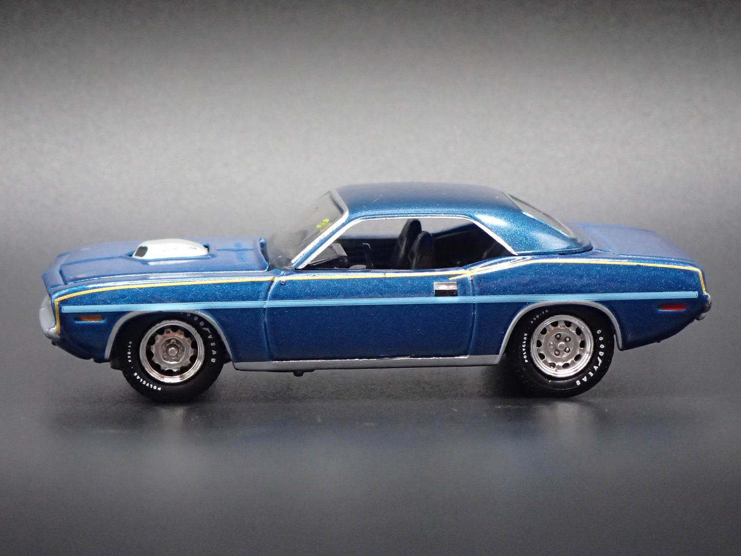 1970 70 PLYMOUTH CUDA BLUE 1:64 SCALE COLLECTIBLE DIORAMA DIECAST MODEL CAR