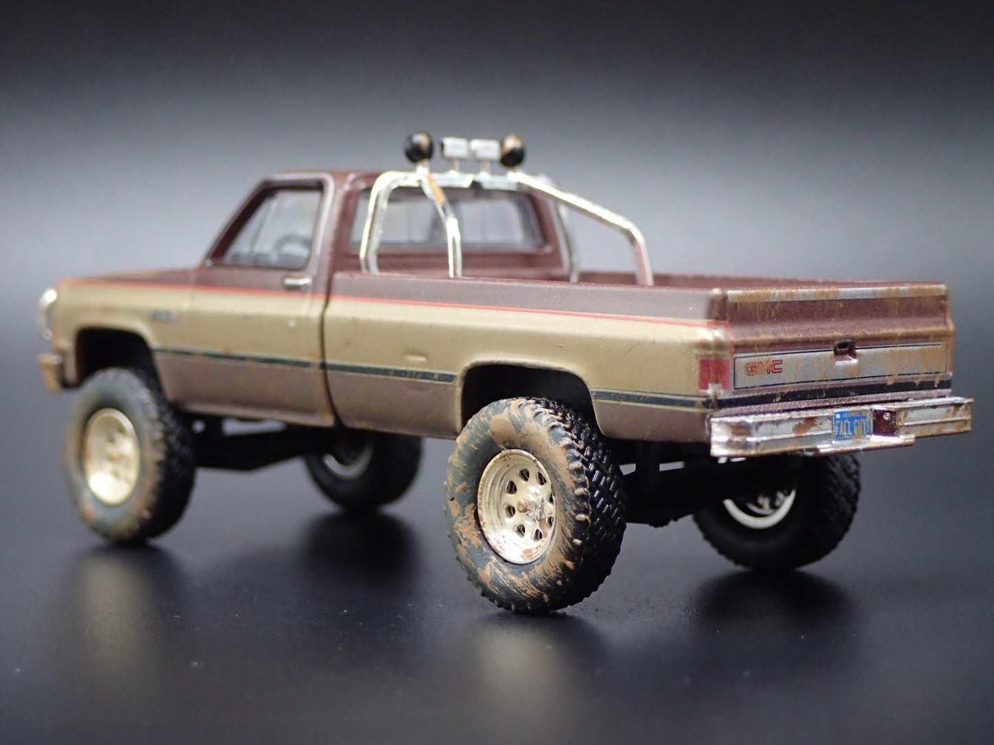 1982 82 GMC K2500 4X4 TRUCK FALL GUY MUDDY SQUAREBODY 1/64 DIECAST MODEL CAR1