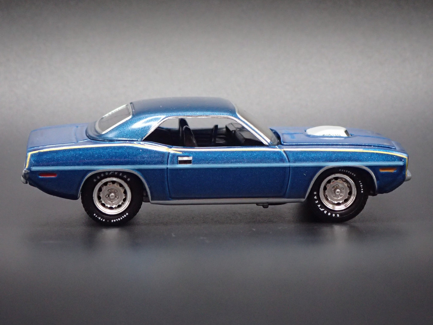 1970 70 PLYMOUTH CUDA BLUE 1:64 SCALE COLLECTIBLE DIORAMA DIECAST MODEL CAR