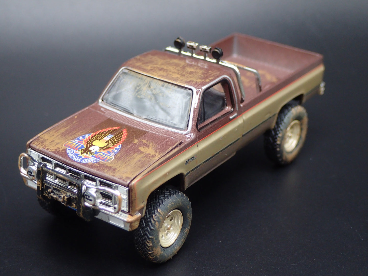 1982 82 GMC K2500 4X4 TRUCK FALL GUY MUDDY SQUAREBODY 1/64 DIECAST MODEL CAR1