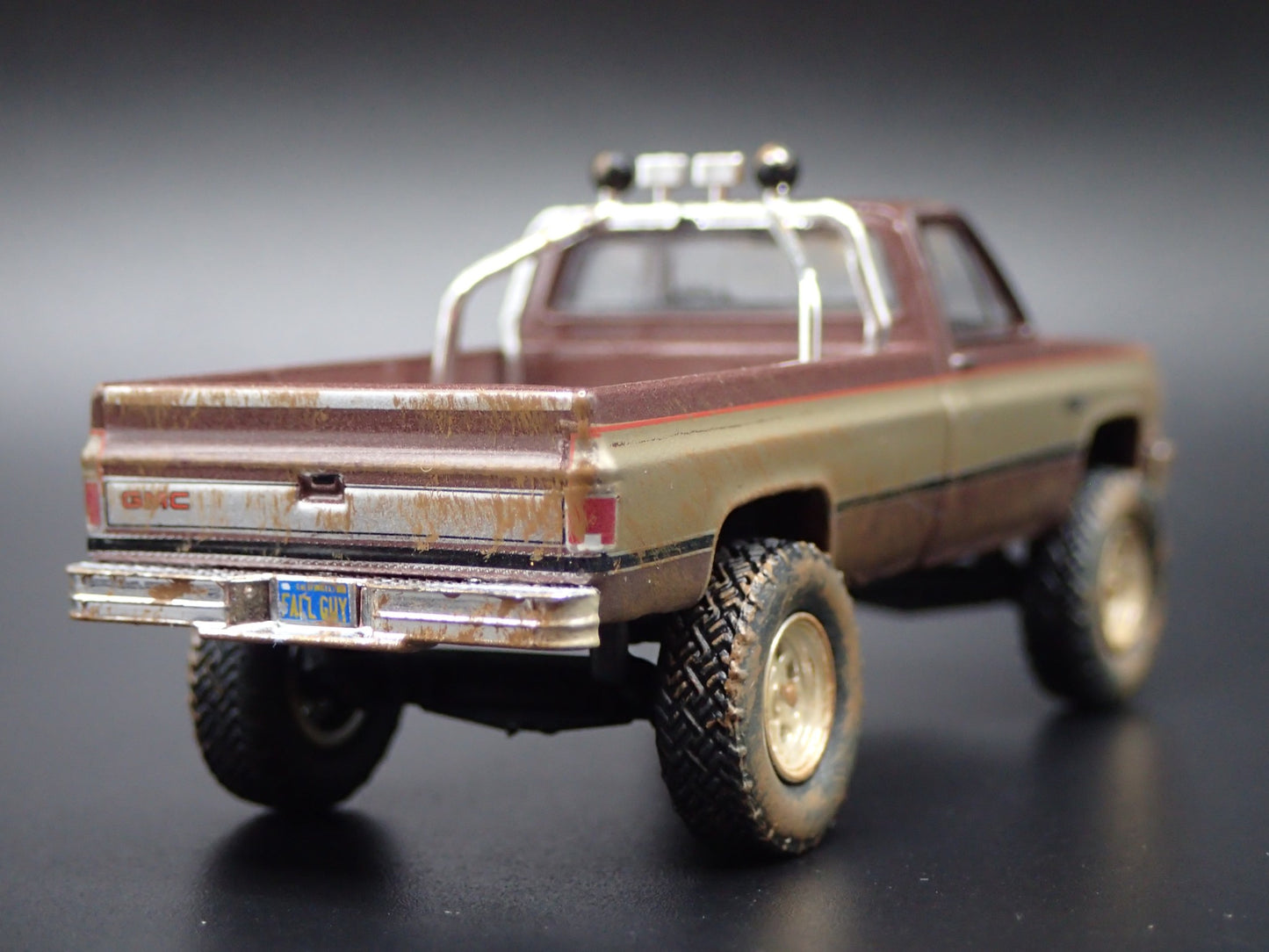 1982 82 GMC K2500 4X4 TRUCK FALL GUY MUDDY SQUAREBODY 1/64 DIECAST MODEL CAR1