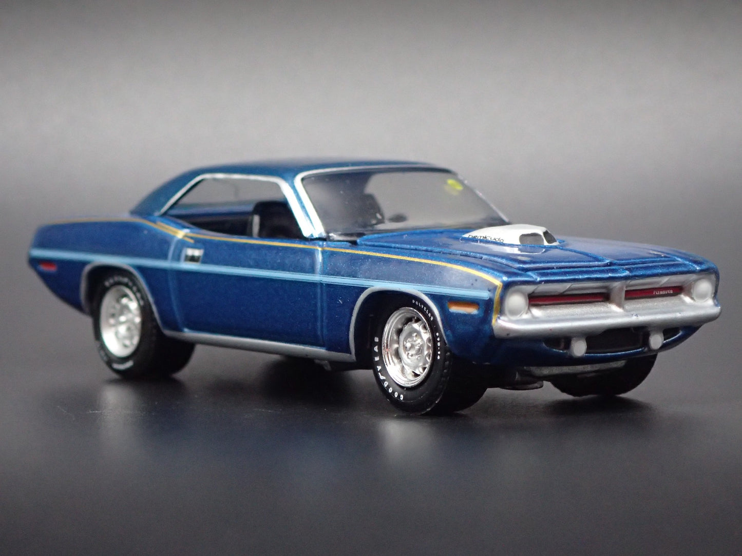 1970 70 PLYMOUTH CUDA BLUE 1:64 SCALE COLLECTIBLE DIORAMA DIECAST MODEL CAR