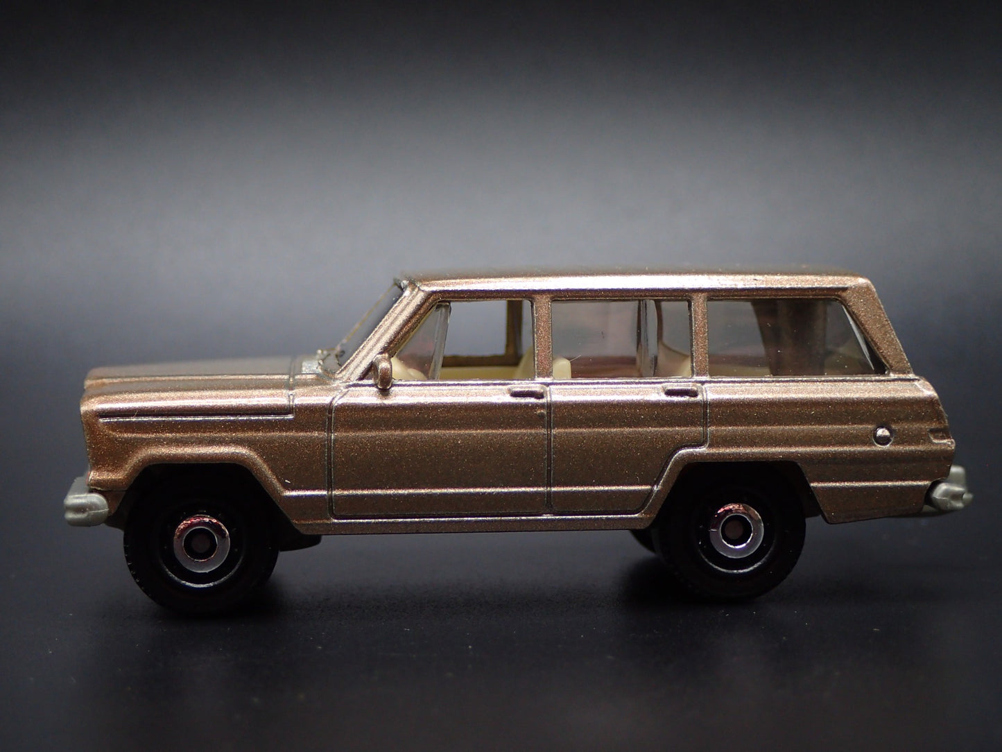 1963-1982 JEEP WAGONEER w/ TOW HITCH GOLD 1:64 SCALE DIORAMA DIECAST MODEL CAR