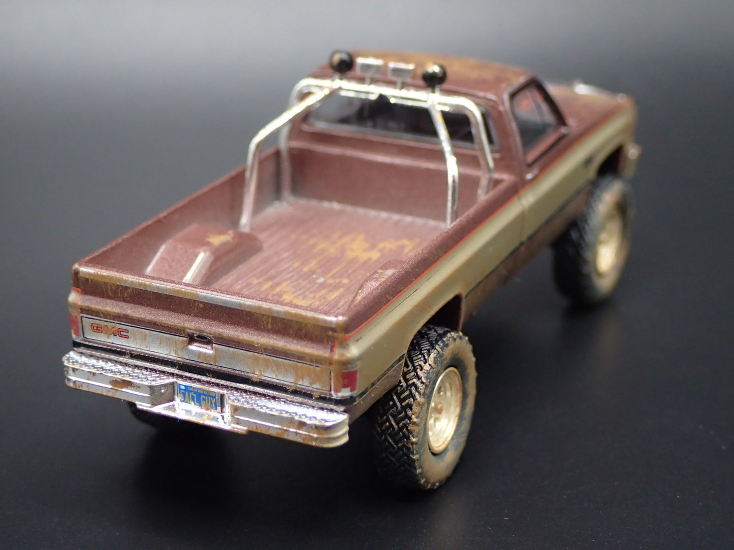 1982 82 GMC K2500 4X4 TRUCK FALL GUY MUDDY SQUAREBODY 1/64 DIECAST MODEL CAR1
