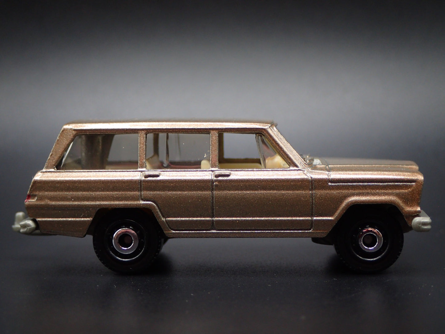 1963-1982 JEEP WAGONEER w/ TOW HITCH GOLD 1:64 SCALE DIORAMA DIECAST MODEL CAR