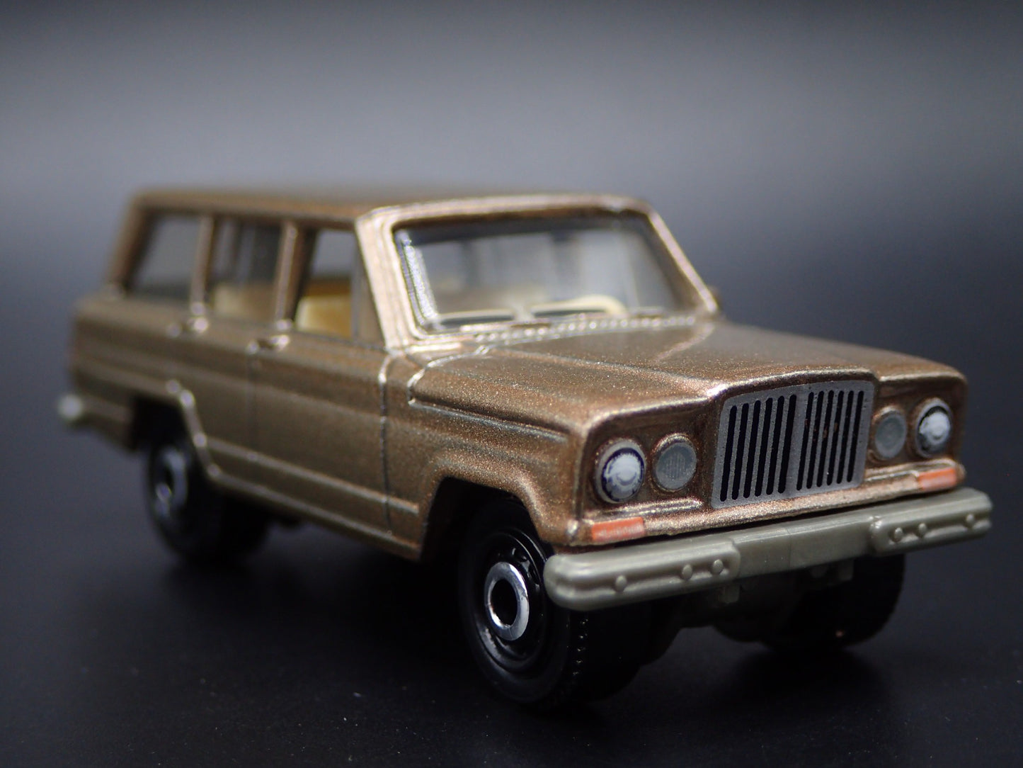 1963-1982 JEEP WAGONEER w/ TOW HITCH GOLD 1:64 SCALE DIORAMA DIECAST MODEL CAR