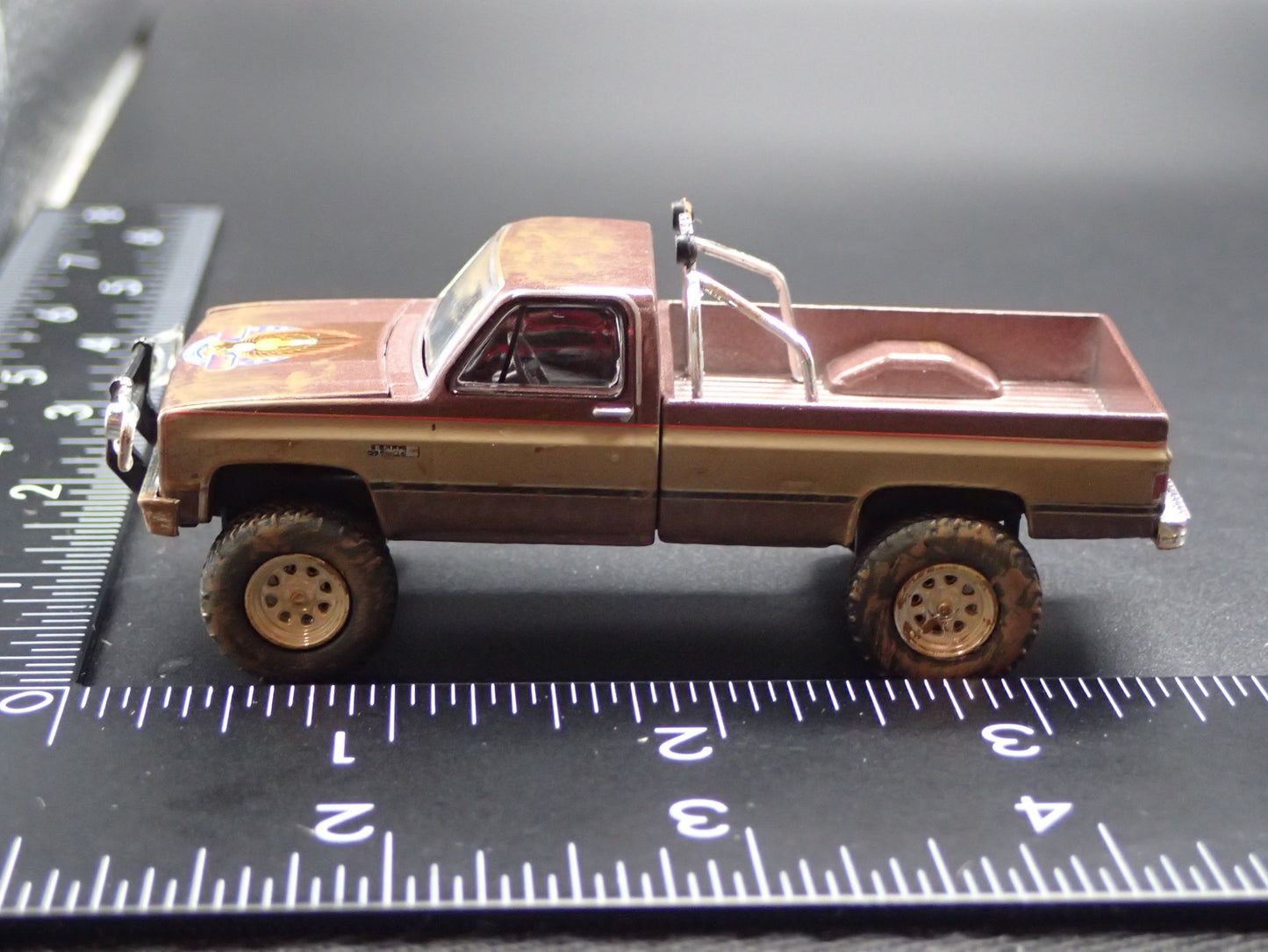 1982 82 GMC K2500 4X4 TRUCK FALL GUY MUDDY SQUAREBODY 1/64 DIECAST MODEL CAR1