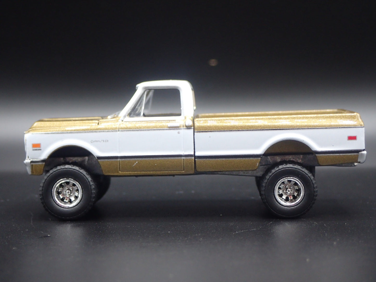 1969 69 CHEVY CHEVROLET K10 4X4 PICKUP TRUCK GOLD 1:64 SCALE DIECAST MODEL CAR