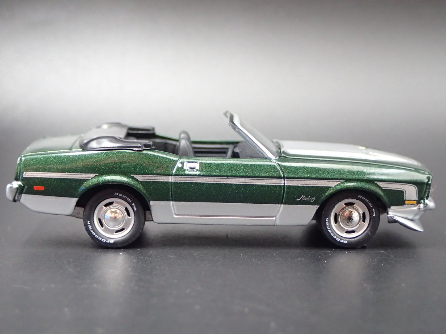 1972 72 FORD MUSTANG CONVERTIBLE GREEN RARE 1/64 SCALE DIORAMA DIECAST MODEL CAR
