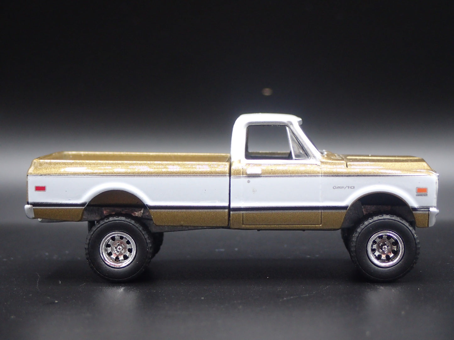 1969 69 CHEVY CHEVROLET K10 4X4 PICKUP TRUCK GOLD 1:64 SCALE DIECAST MODEL CAR