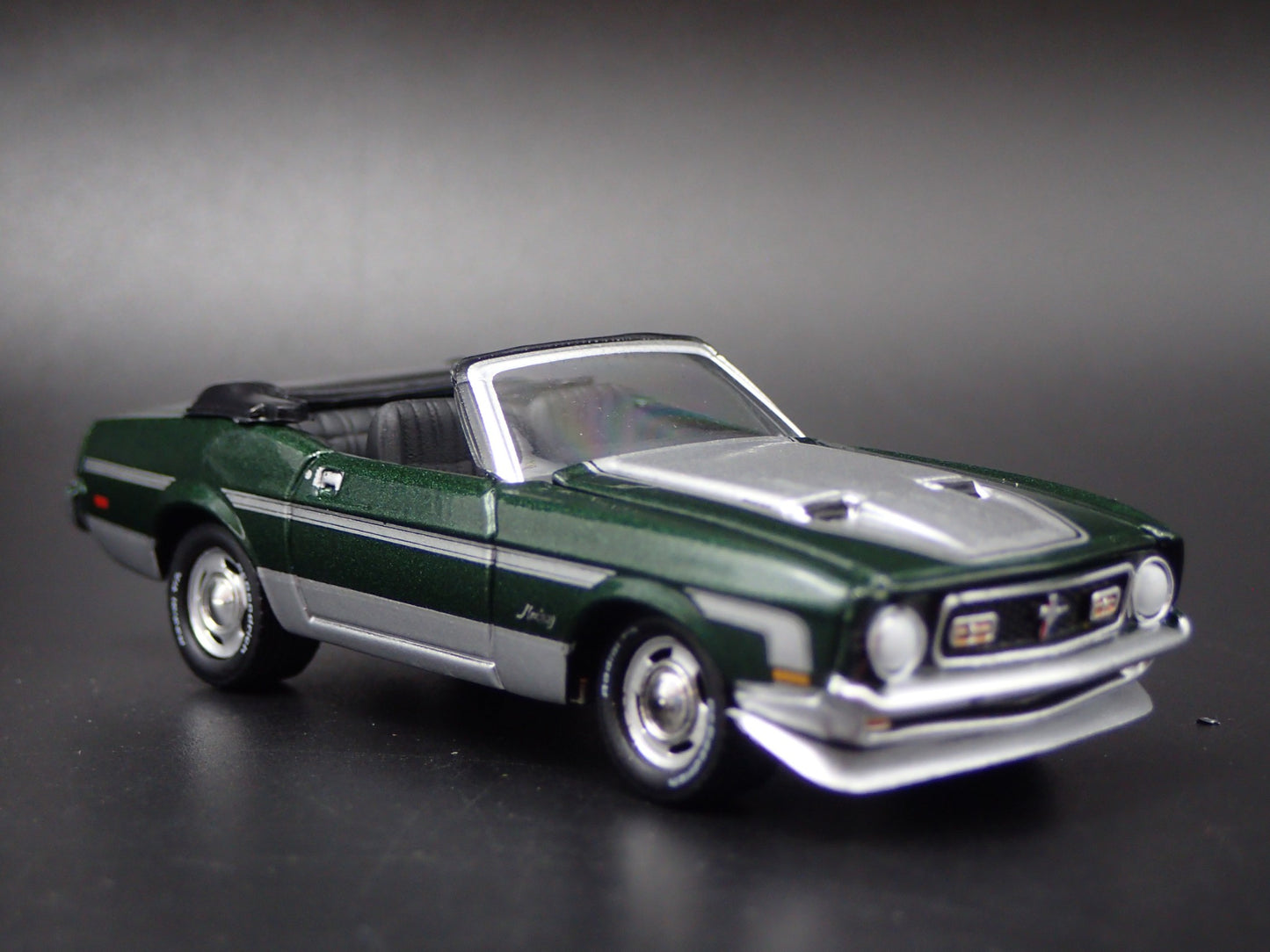 1972 72 FORD MUSTANG CONVERTIBLE GREEN RARE 1/64 SCALE DIORAMA DIECAST MODEL CAR