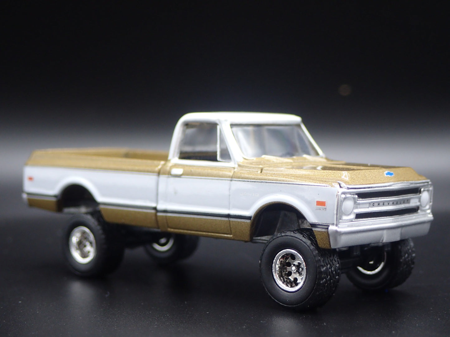 1969 69 CHEVY CHEVROLET K10 4X4 PICKUP TRUCK GOLD 1:64 SCALE DIECAST MODEL CAR