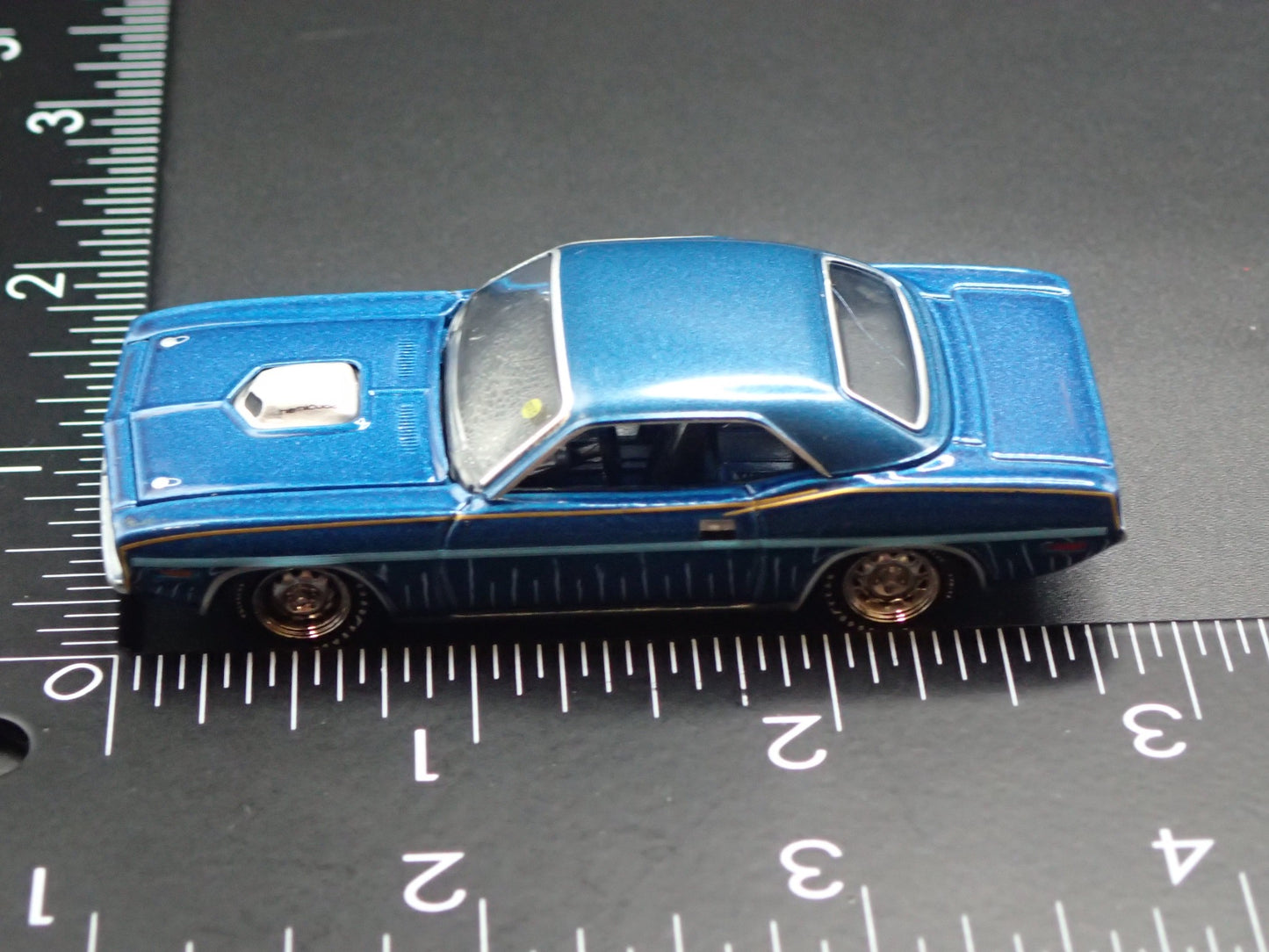 1970 70 PLYMOUTH CUDA BLUE 1:64 SCALE COLLECTIBLE DIORAMA DIECAST MODEL CAR