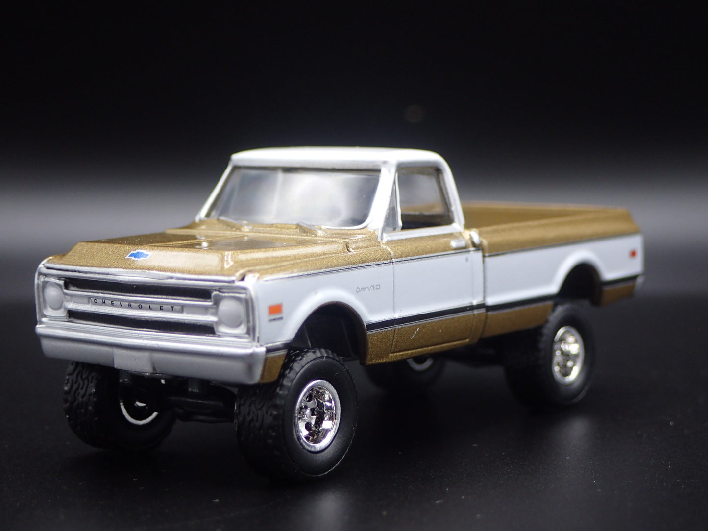 1969 69 CHEVY CHEVROLET K10 4X4 PICKUP TRUCK GOLD 1:64 SCALE DIECAST MODEL CAR
