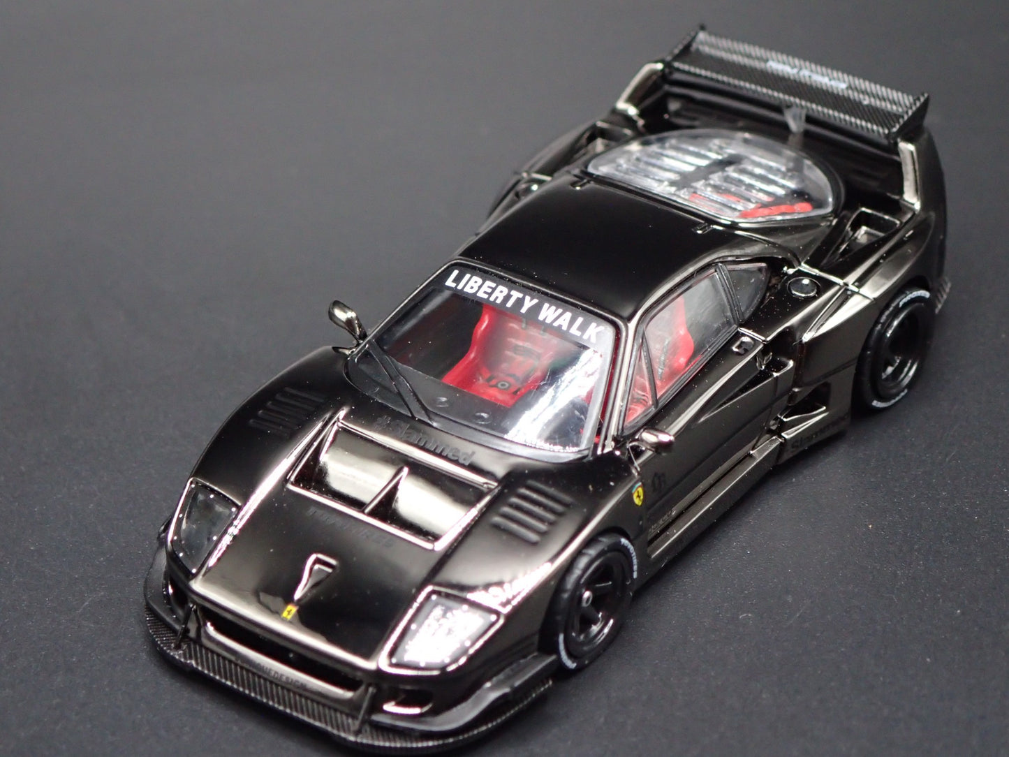 FERRARI F40 LBWK SUPER CAR 1:64 SCALE COLLECTIBLE DIORAMA DIECAST MODEL CAR