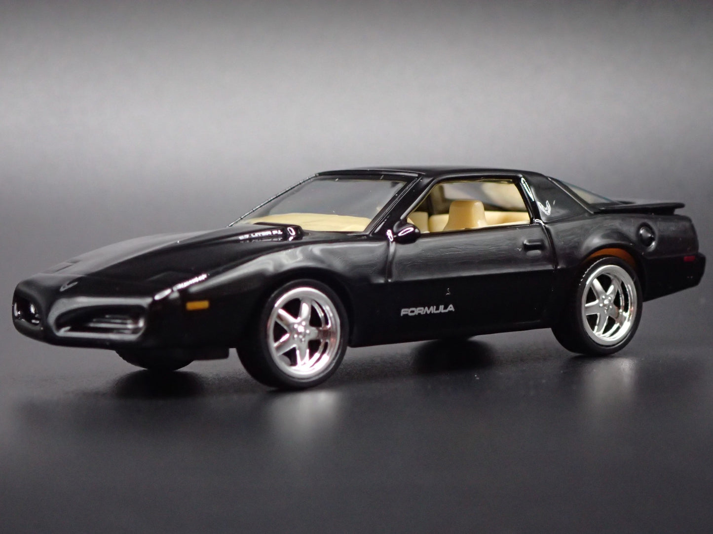 1992 92 PONTIAC FIREBIRD FORMULA BLACK 1:64 SCALE DIORAMA DIECAST MODEL CAR