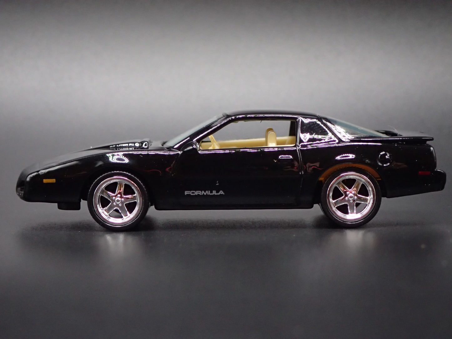 1992 92 PONTIAC FIREBIRD FORMULA BLACK 1:64 SCALE DIORAMA DIECAST MODEL CAR