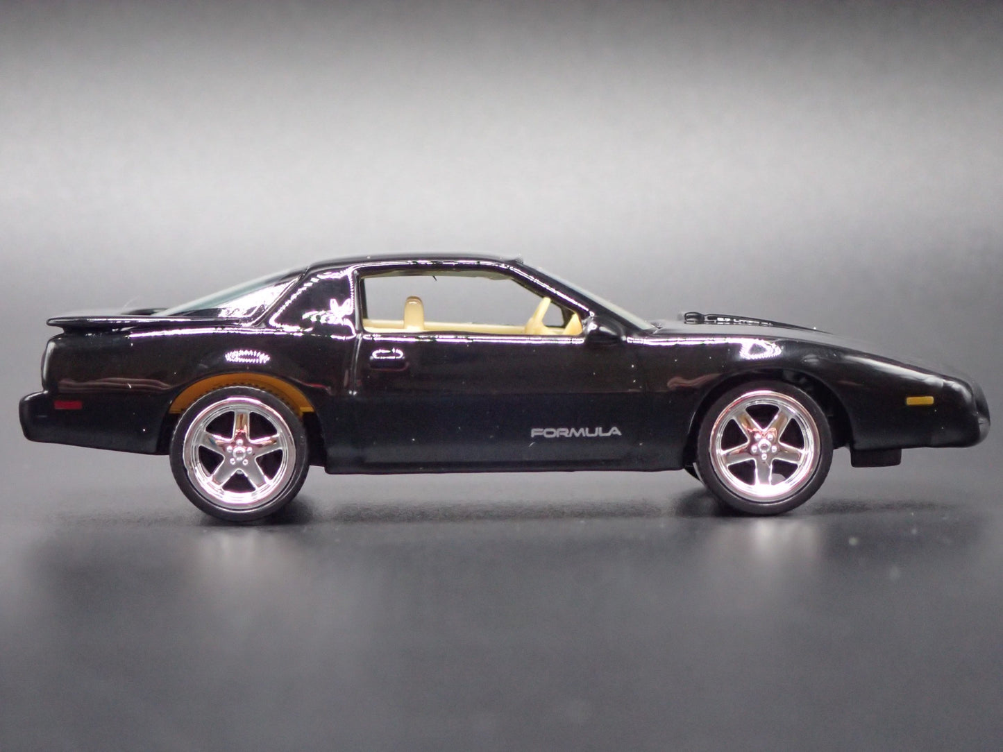 1992 92 PONTIAC FIREBIRD FORMULA BLACK 1:64 SCALE DIORAMA DIECAST MODEL CAR