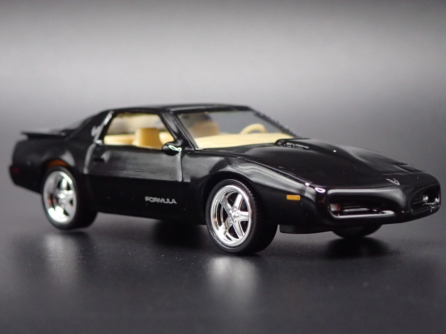1992 92 PONTIAC FIREBIRD FORMULA BLACK 1:64 SCALE DIORAMA DIECAST MODEL CAR
