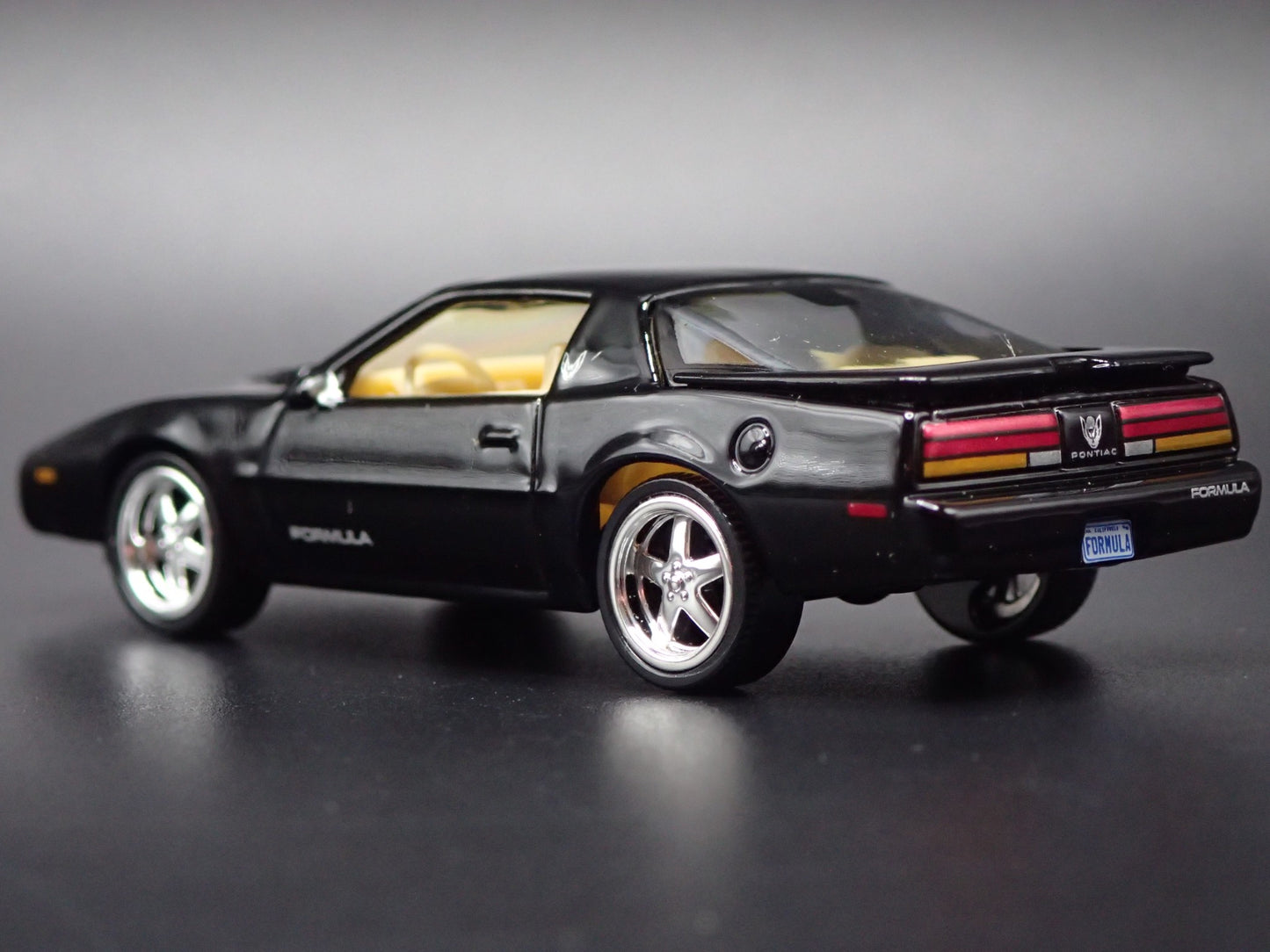 1992 92 PONTIAC FIREBIRD FORMULA BLACK 1:64 SCALE DIORAMA DIECAST MODEL CAR