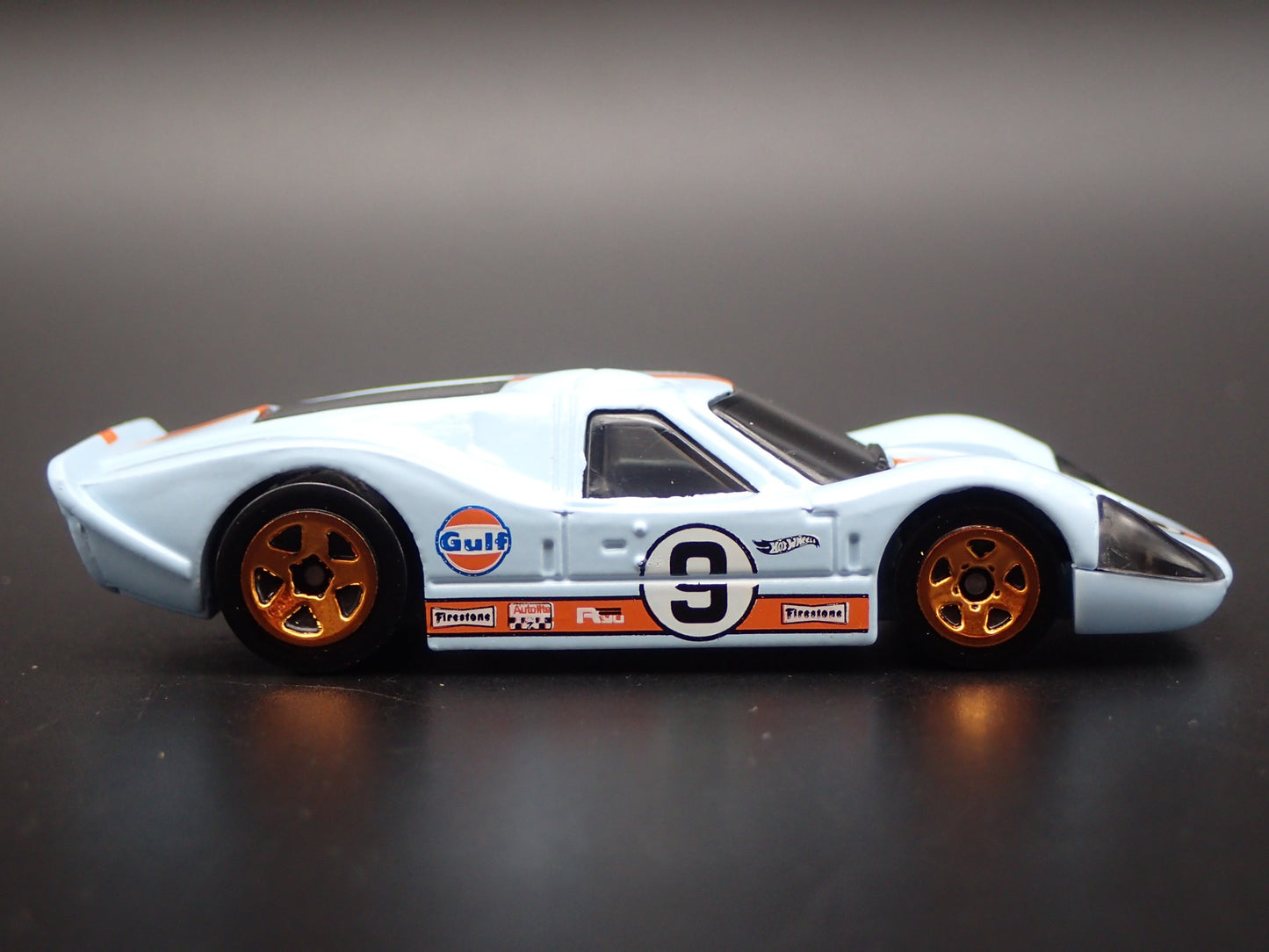 1967 67 FORD GT40 MK.IV GULF OIL RACING 1:64 SCALE DIORAMA DIECAST MODEL CAR