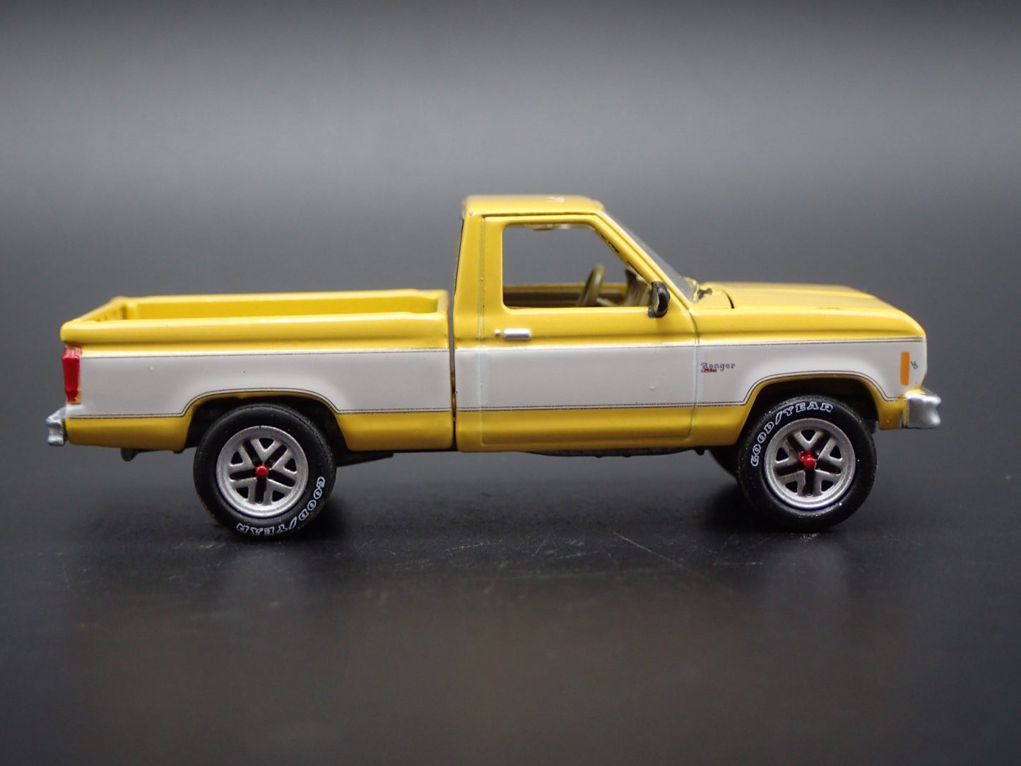 1983 83 FORD RANGER XL PICKUP TRUCK YELLOW 1:64 SCALE DIORAMA DIECAST MODEL CAR