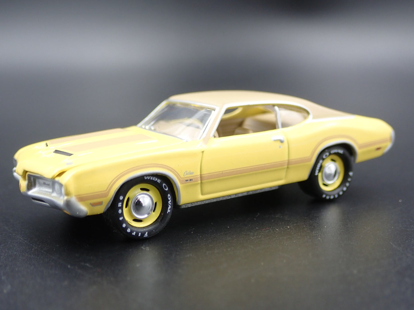 1970 70 OLDS OLDSMOBILE CUTLASS W31 YELLOW 1:64 SCALE DIORAMA DIECAST MODEL CAR