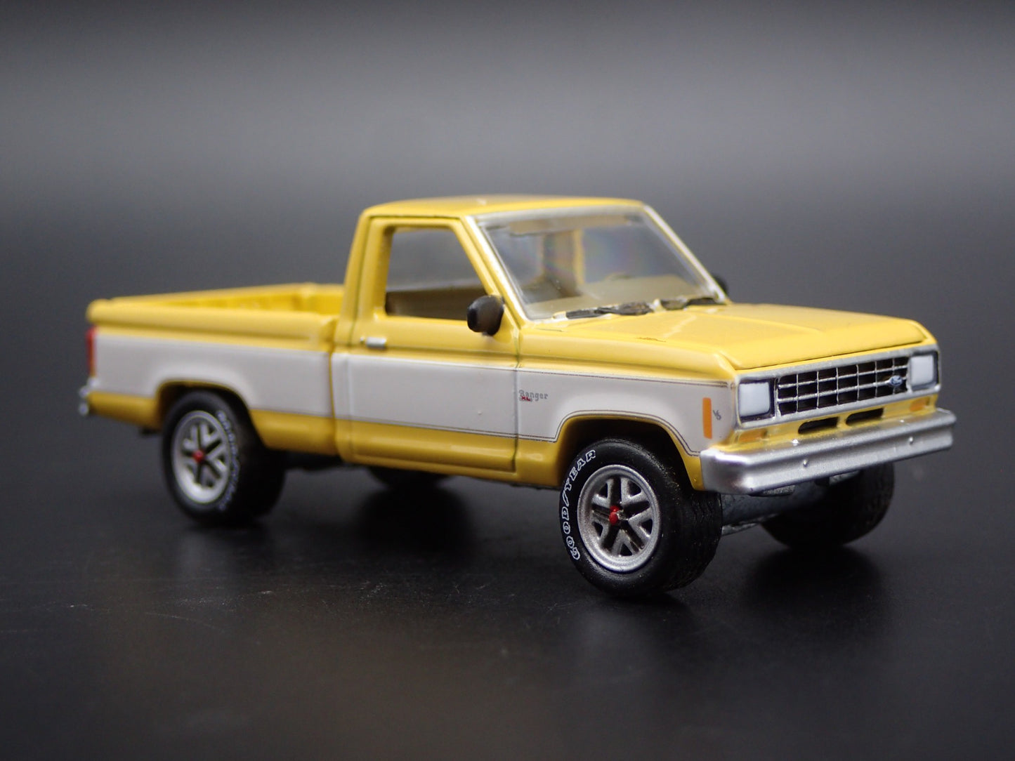 1983 83 FORD RANGER XL PICKUP TRUCK YELLOW 1:64 SCALE DIORAMA DIECAST MODEL CAR