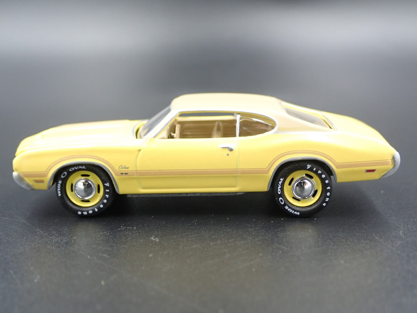 1970 70 OLDS OLDSMOBILE CUTLASS W31 YELLOW 1:64 SCALE DIORAMA DIECAST MODEL CAR