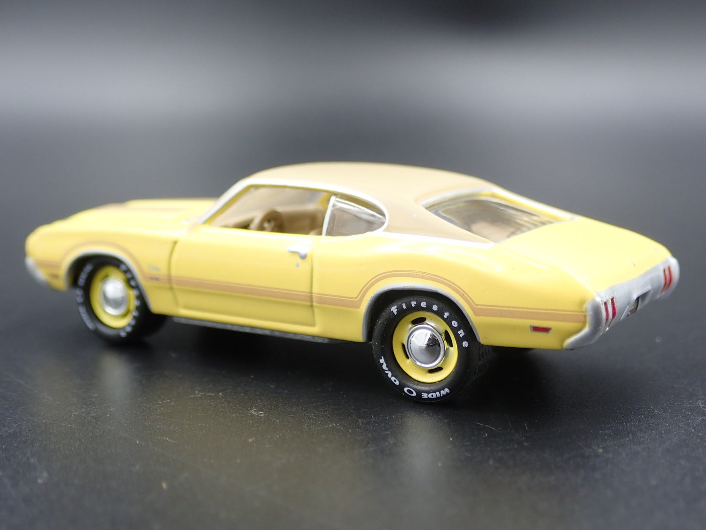 1970 70 OLDS OLDSMOBILE CUTLASS W31 YELLOW 1:64 SCALE DIORAMA DIECAST MODEL CAR