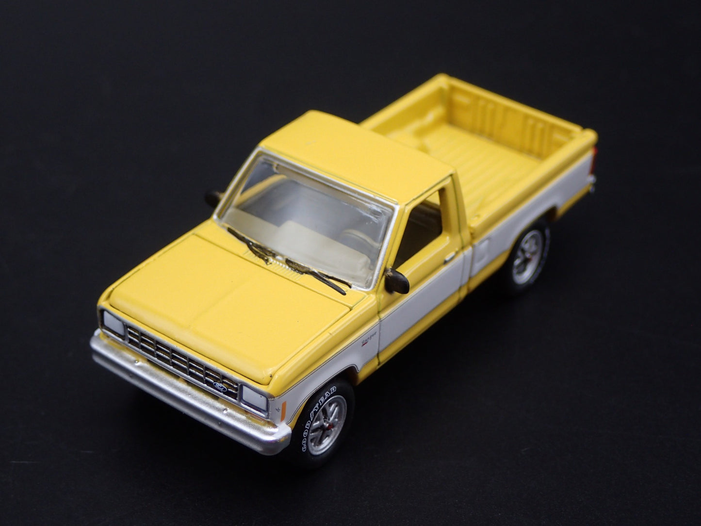 1983 83 FORD RANGER XL PICKUP TRUCK YELLOW 1:64 SCALE DIORAMA DIECAST MODEL CAR
