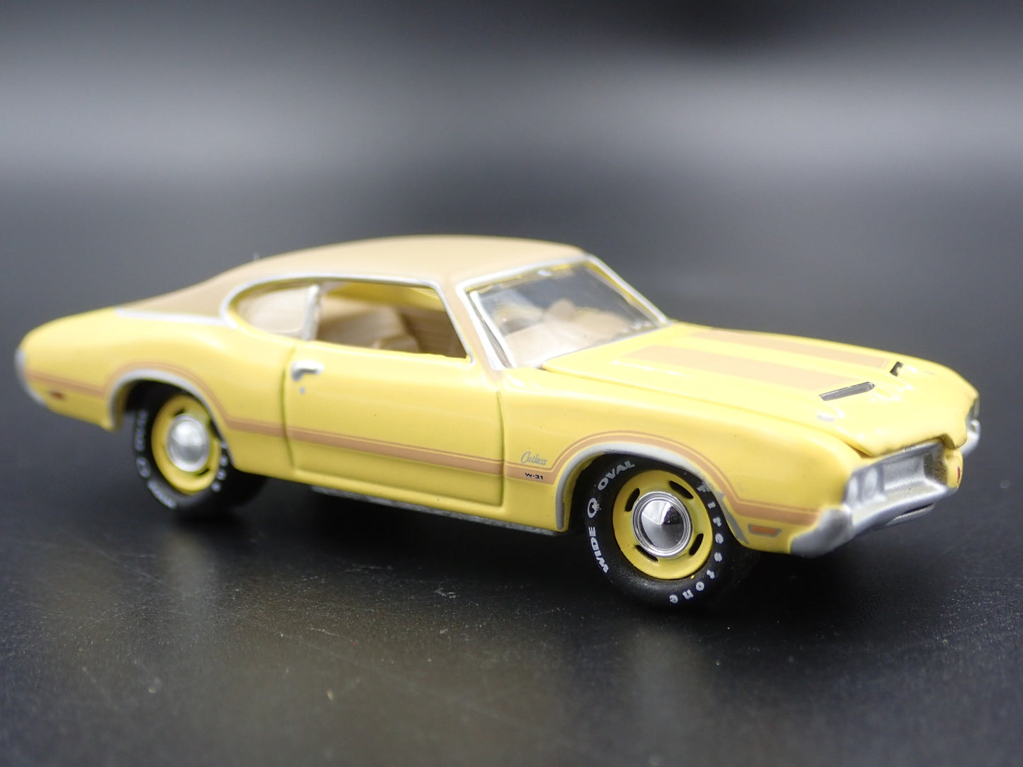 1970 70 OLDS OLDSMOBILE CUTLASS W31 YELLOW 1:64 SCALE DIORAMA DIECAST MODEL CAR