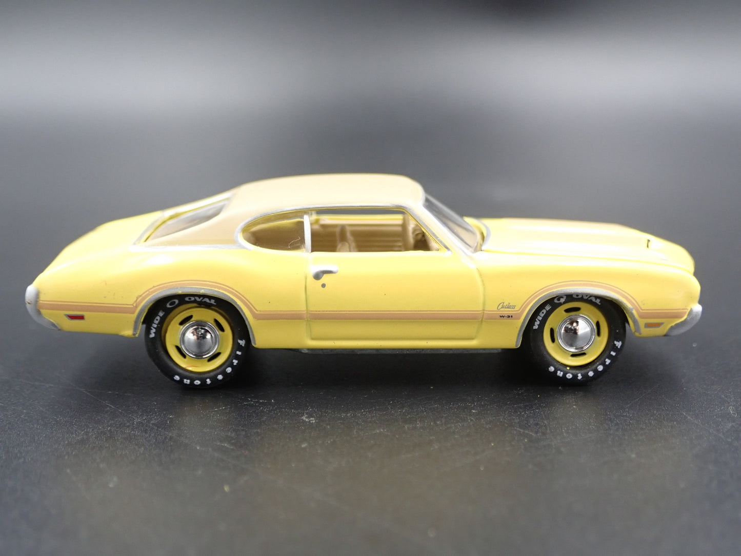 1970 70 OLDS OLDSMOBILE CUTLASS W31 YELLOW 1:64 SCALE DIORAMA DIECAST MODEL CAR