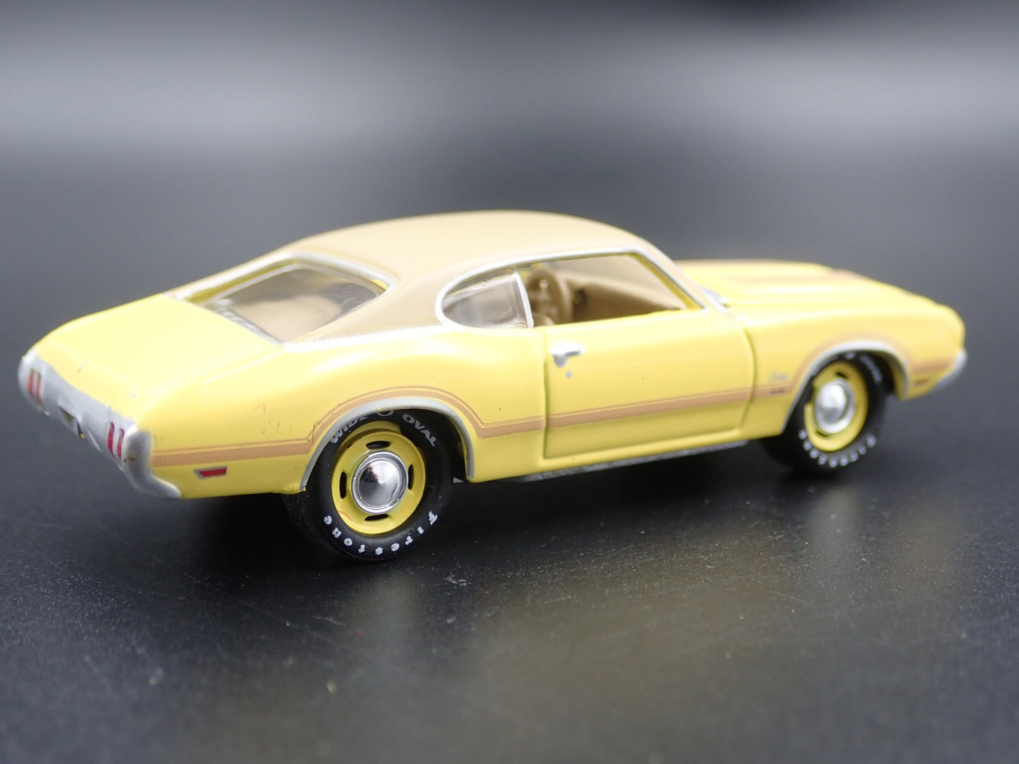 1970 70 OLDS OLDSMOBILE CUTLASS W31 YELLOW 1:64 SCALE DIORAMA DIECAST MODEL CAR