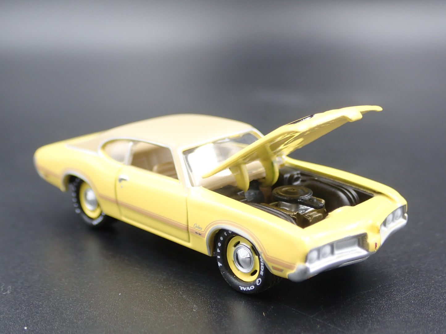 1970 70 OLDS OLDSMOBILE CUTLASS W31 YELLOW 1:64 SCALE DIORAMA DIECAST MODEL CAR