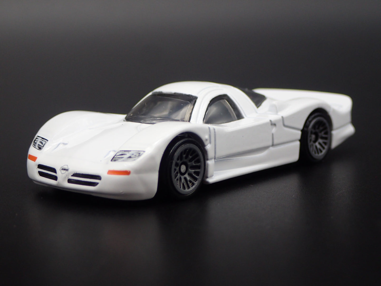 1997 NISSAN R390 GT1 RACE CAR 1:64 SCALE COLLECTIBLE DIORAMA DIECAST MODEL CAR