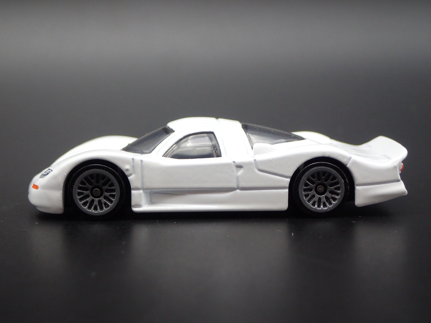 1997 NISSAN R390 GT1 RACE CAR 1:64 SCALE COLLECTIBLE DIORAMA DIECAST MODEL CAR