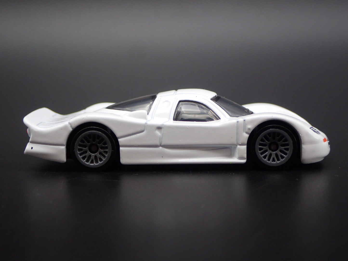 1997 NISSAN R390 GT1 RACE CAR 1:64 SCALE COLLECTIBLE DIORAMA DIECAST MODEL CAR